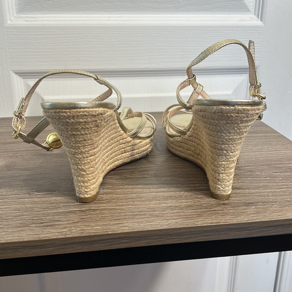 MICHAEL KORS WOMEN PALE GOLD KAMI T STRAPS WEDGE HERLS IN SIZE 8 M - Picture 4 of 8